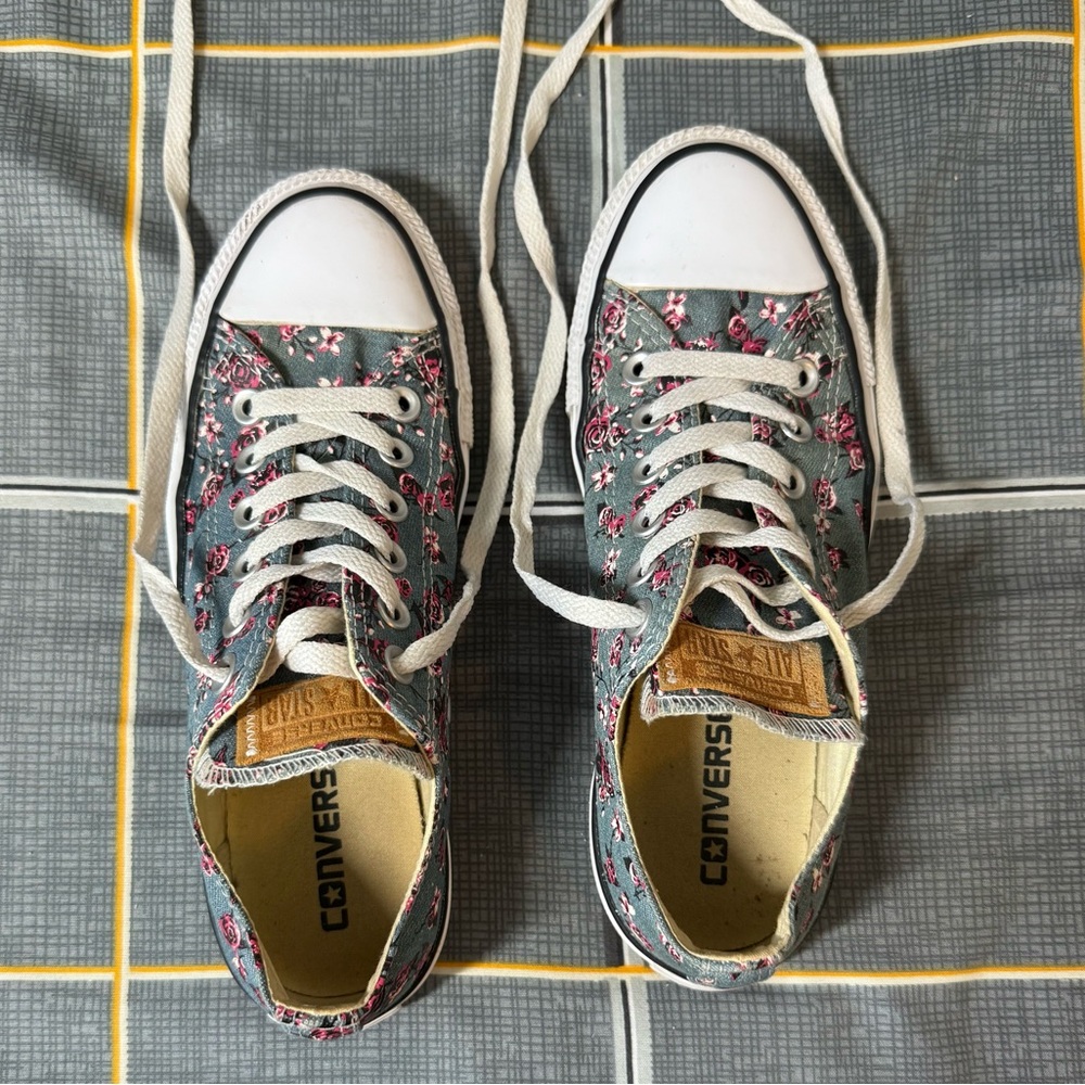 👠Converse All ⭐️ Star Woman’s Sneakers - Gray with Pink Floral Like New Size 7